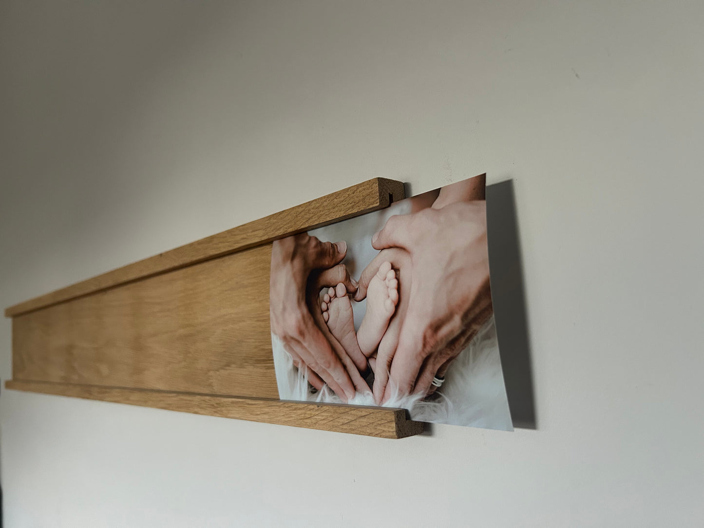 Bilderleiste Holz Eiche | Fotoleiste Wand | Bilderhalter | Kartenhalter | Fotoschiene | Geschenk I Idee Handarbeit für Bilder im Querformat