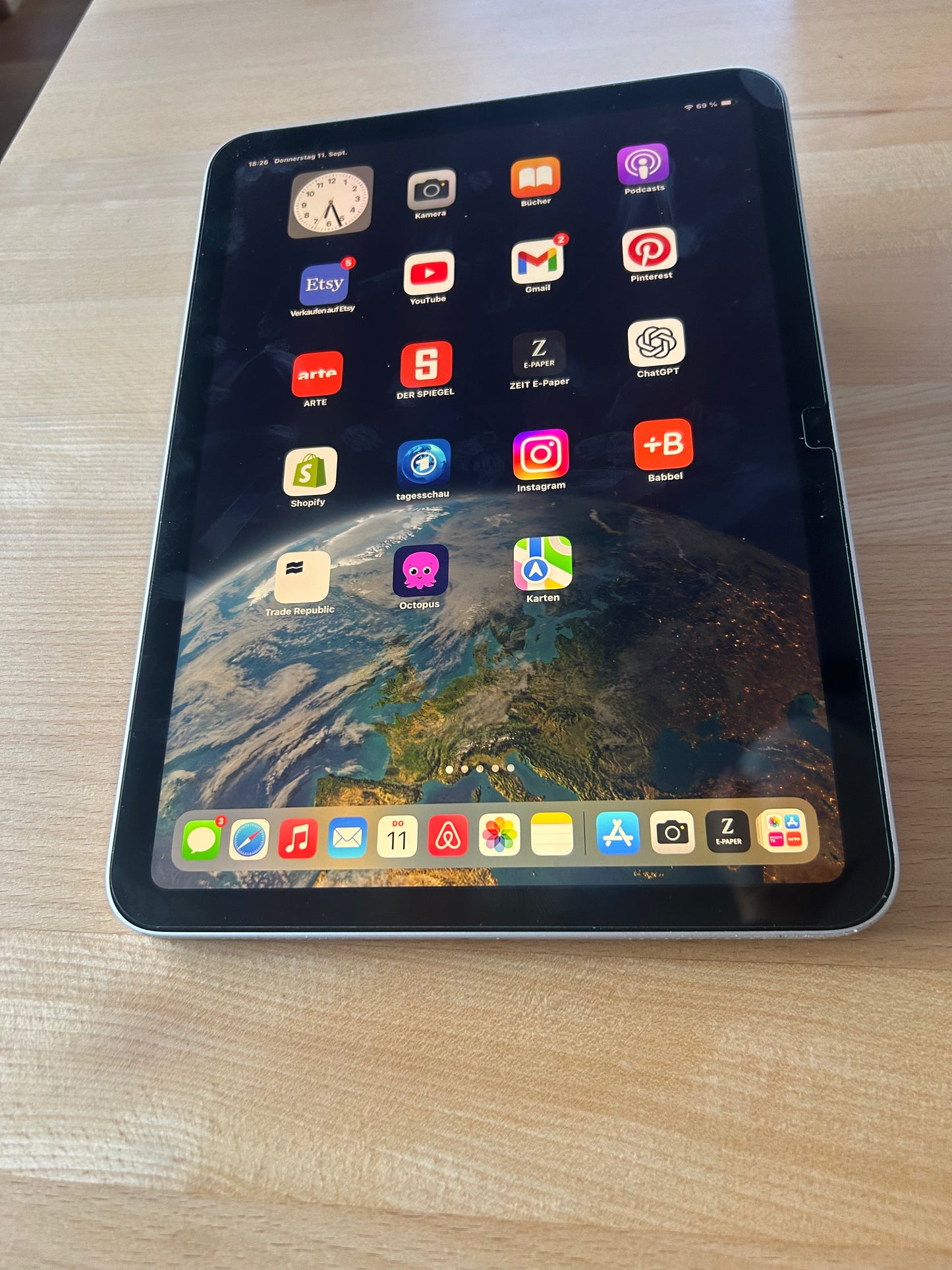 Ablage, Halterung für Handy, Smartphone und Tablet - aus nachhaltigem Nussbaum, handgemacht mit halbverdeckter Schwalbenschwanzverbindung