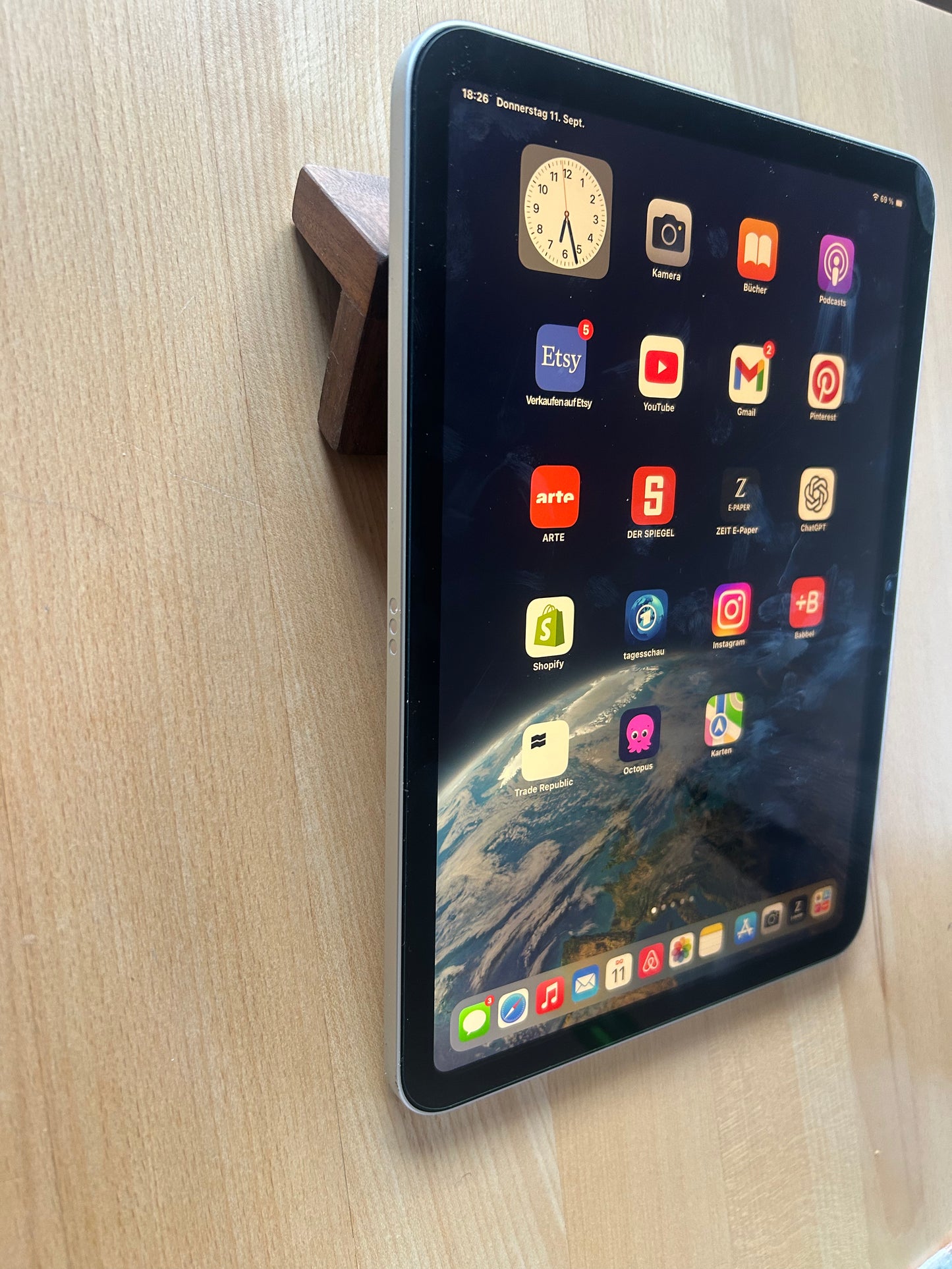 Ablage, Halterung für Handy, Smartphone und Tablet - aus nachhaltigem Nussbaum, handgemacht mit halbverdeckter Schwalbenschwanzverbindung
