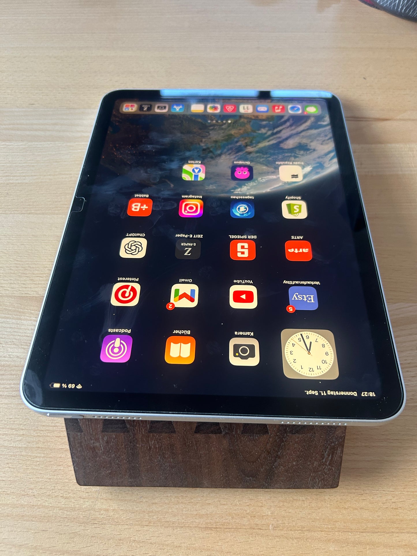 Ablage, Halterung für Handy, Smartphone und Tablet - aus nachhaltigem Nussbaum, handgemacht mit halbverdeckter Schwalbenschwanzverbindung