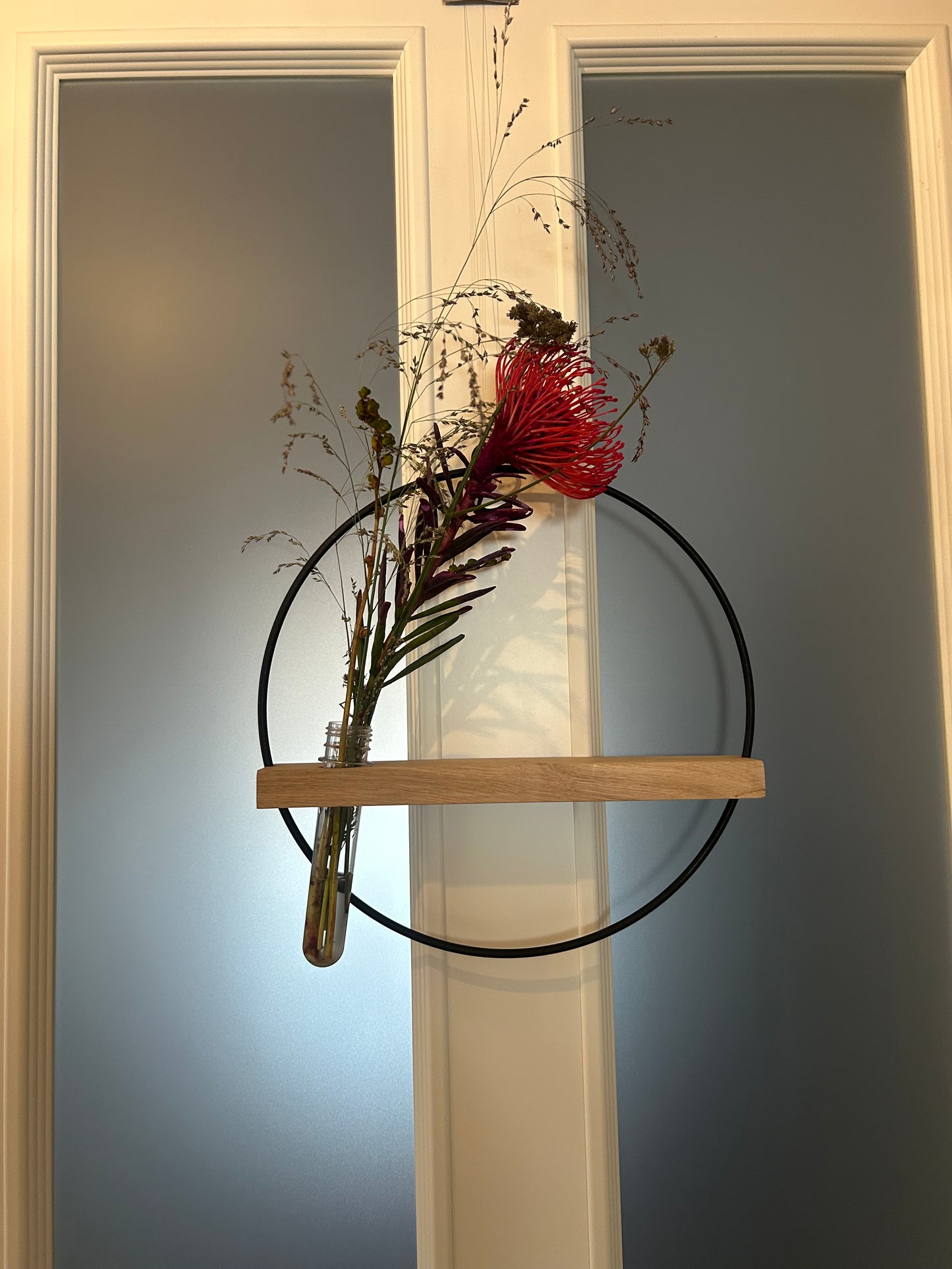Hängende Vase mit Metallring & Eiche-Holzeinsatz | Handgemachte Wanddeko | Skandinavisches Wohnaccessoire | Geschenkidee