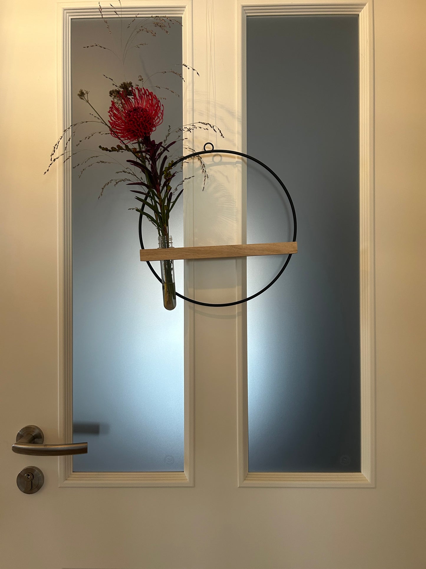 Hängende Vase mit Metallring & Eiche-Holzeinsatz | Handgemachte Wanddeko | Skandinavisches Wohnaccessoire | Geschenkidee