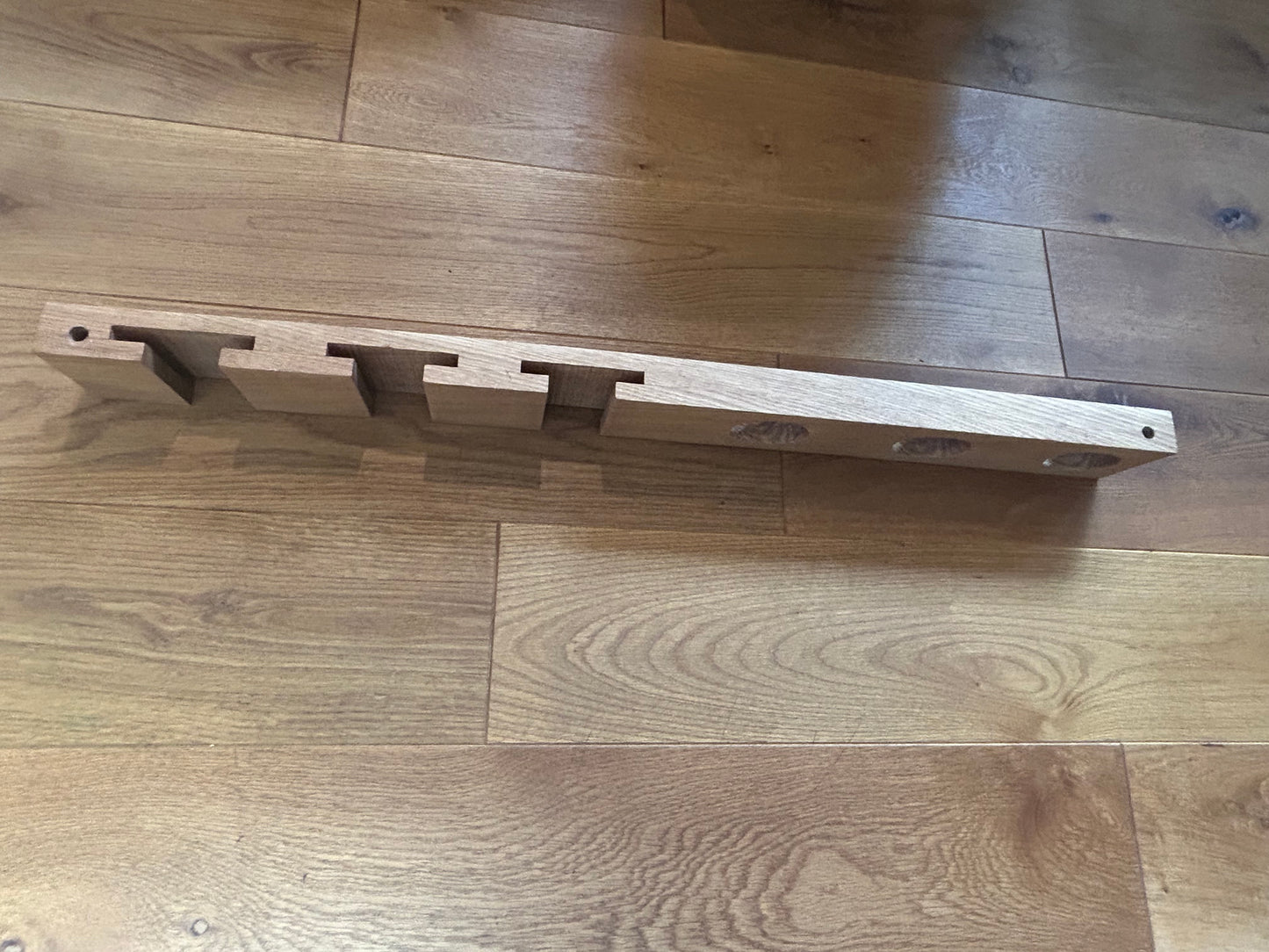 Weinregal Wand aus Eiche | Weinglashalter für 3 Gläser & 3 Flaschen | Handgefertigt | Geschenk für Weinliebhaber | Küche Wohnzimmer