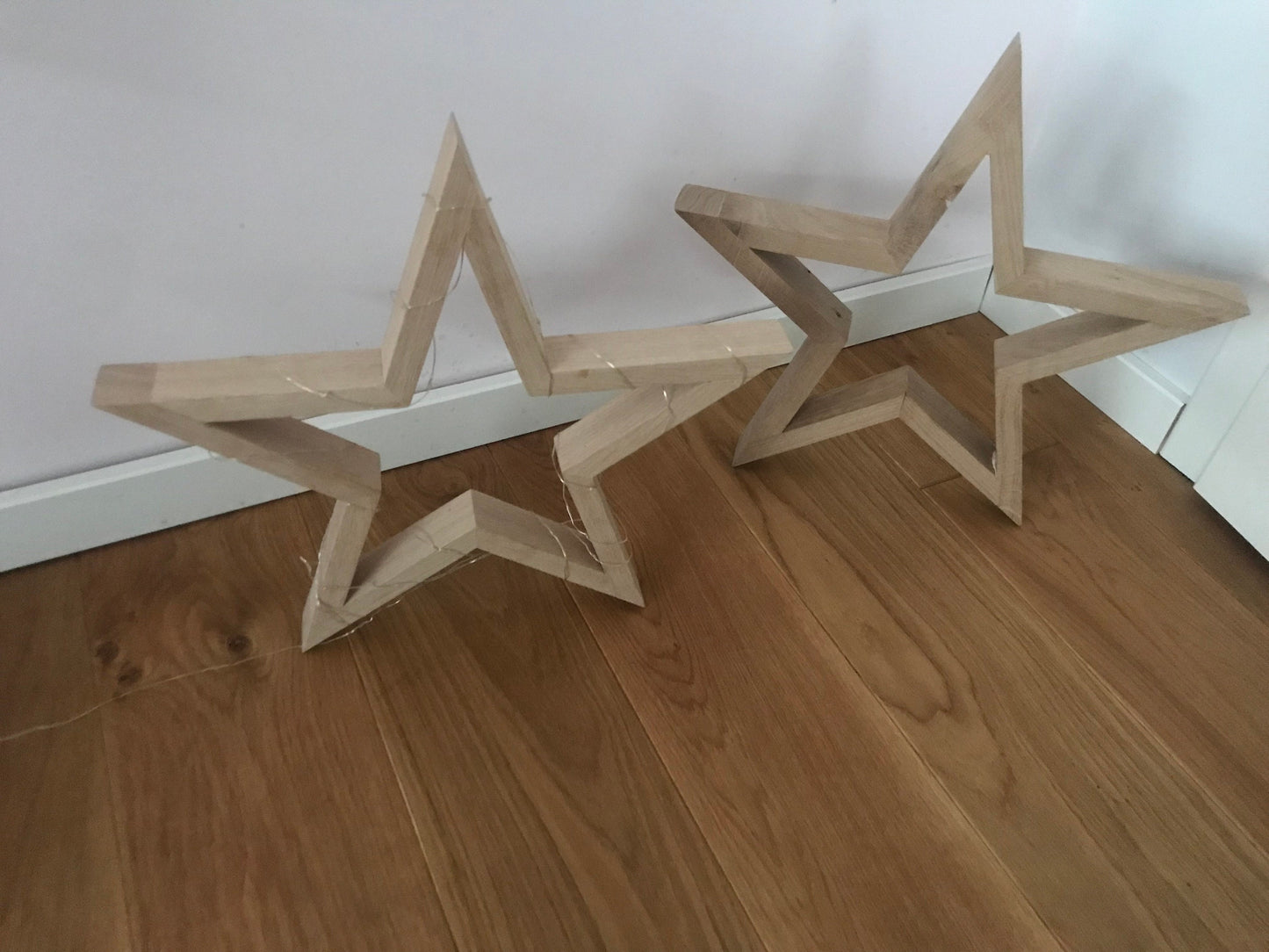 Dekorativer Holzstern aus Massivholz mit abnehmbarer LED Lichterkette im dezenten und zeitlosen Design aus Eiche | Weihnachtsdeko