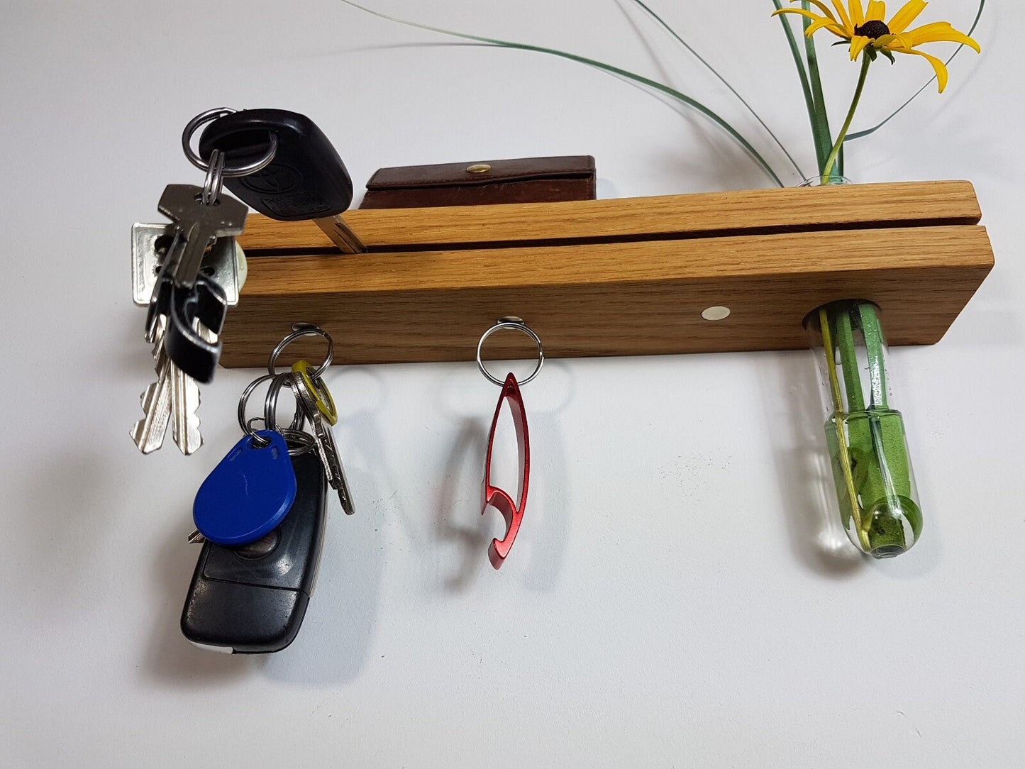 Schlüsselleiste mit Blumenvase aus Holz mit Magnet und mit Ablagefläche für mehr Ordnung - Schlüsselbrett I Schlüsselboard I Schlüsselhalter