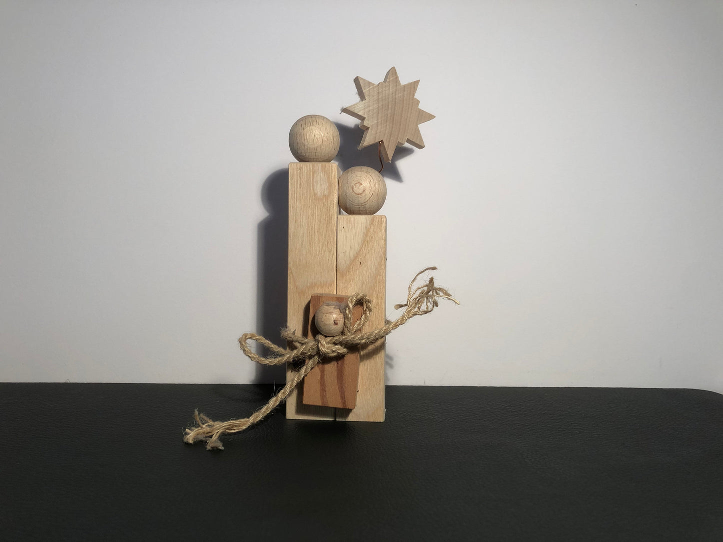 Heilige Familie aus Holz – Handgefertigte Dekofigur aus Buche & Esche – Weihnachtsdeko – Krippe modern – Geschenkidee Weihnachten