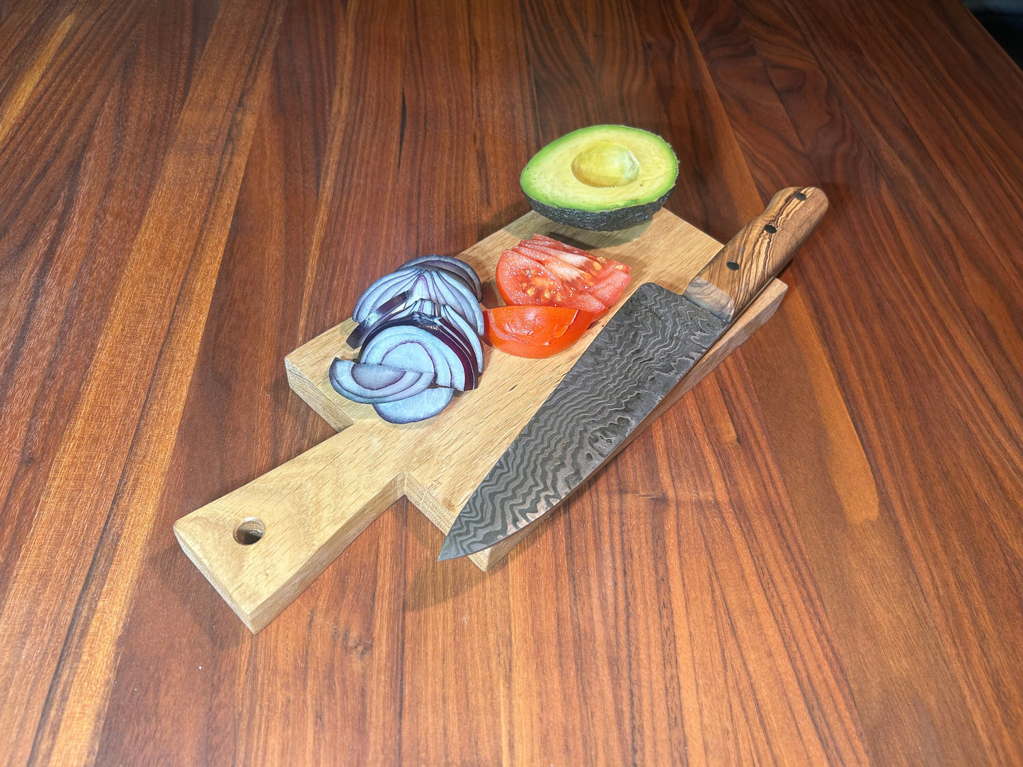 Handgefertigtes Schneidebrett aus Eiche | Hackbrett Holz mit Griff | Küchenbrett rustikal | Geschenkidee für Köche, Hochzeit, Geburtstag etc