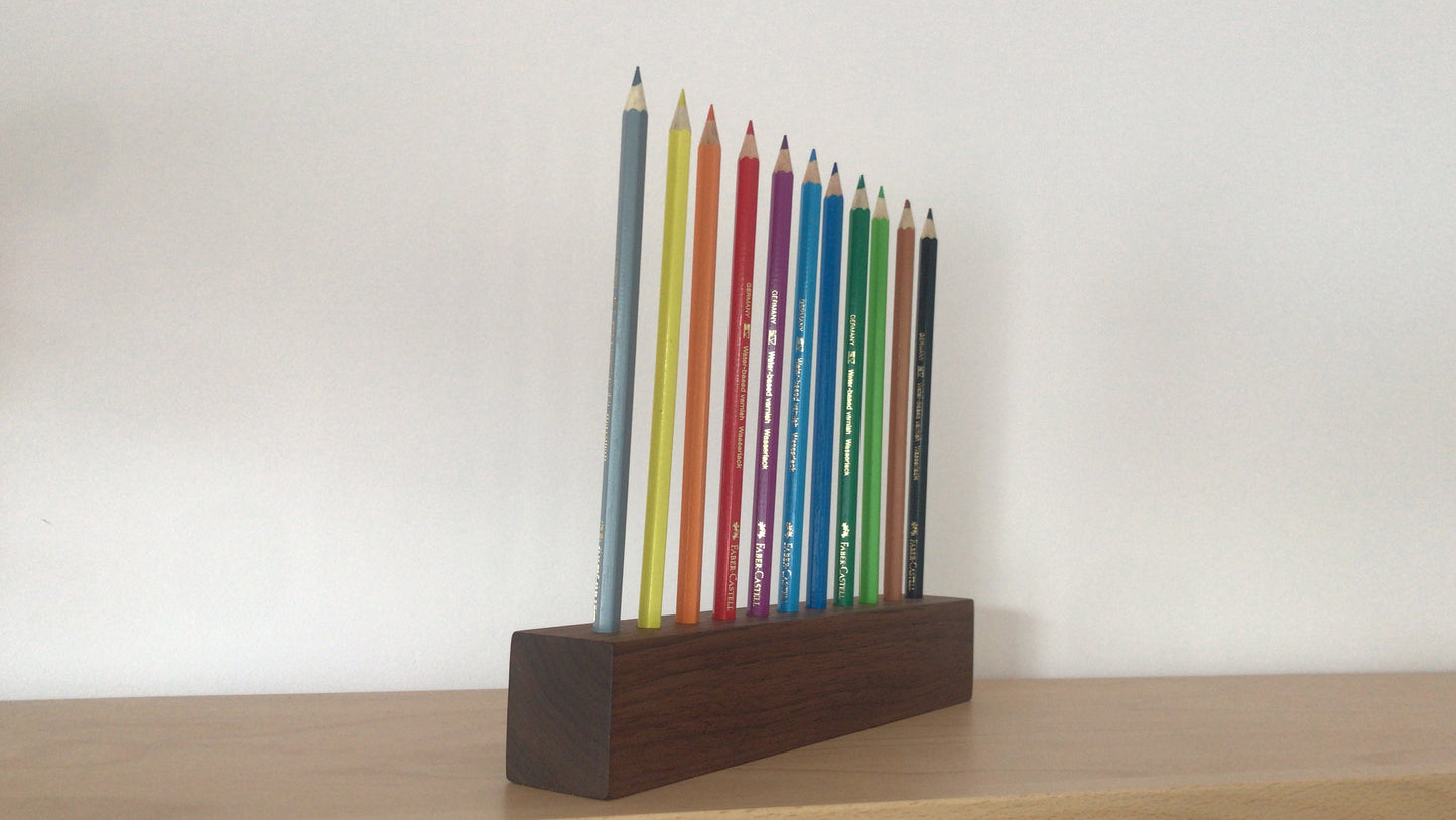 Minimalistischer Nussbaum-Stiftehalter mit 10 Buntstiften – Handmade Schreibtisch Organizer, Büroaccessoire, Geschenkidee