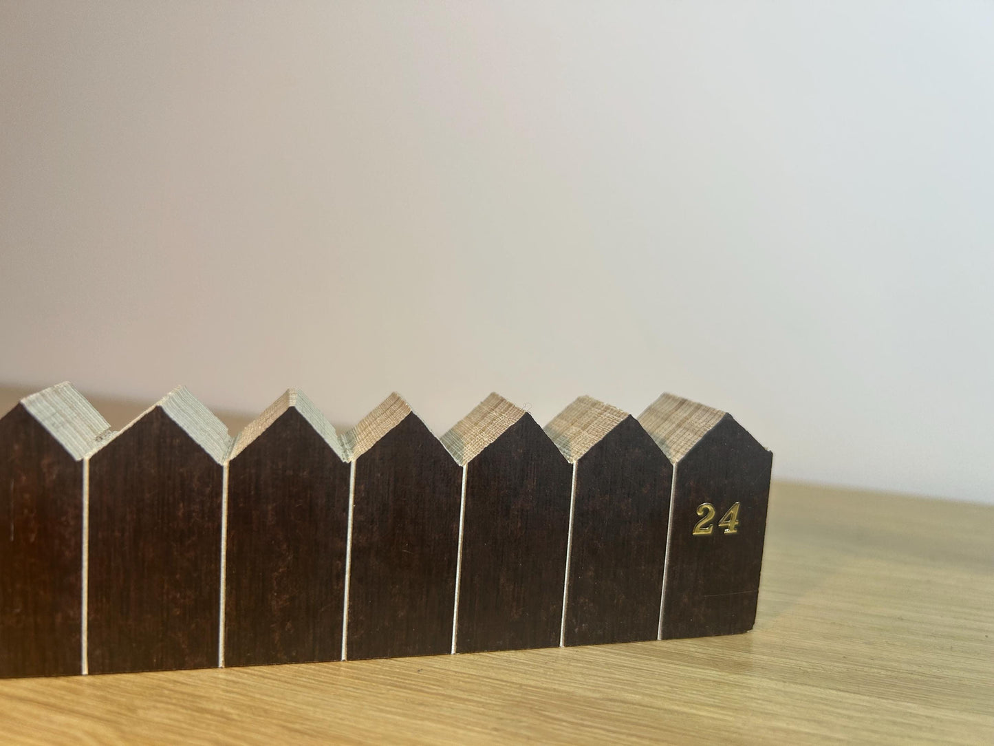 Eleganter Adventskalender aus Holz mit Ahornstern – Handgefertigte Weihnachtsdeko | Siebdruckplatte | Zeitloses Design für Ihr Zuhause