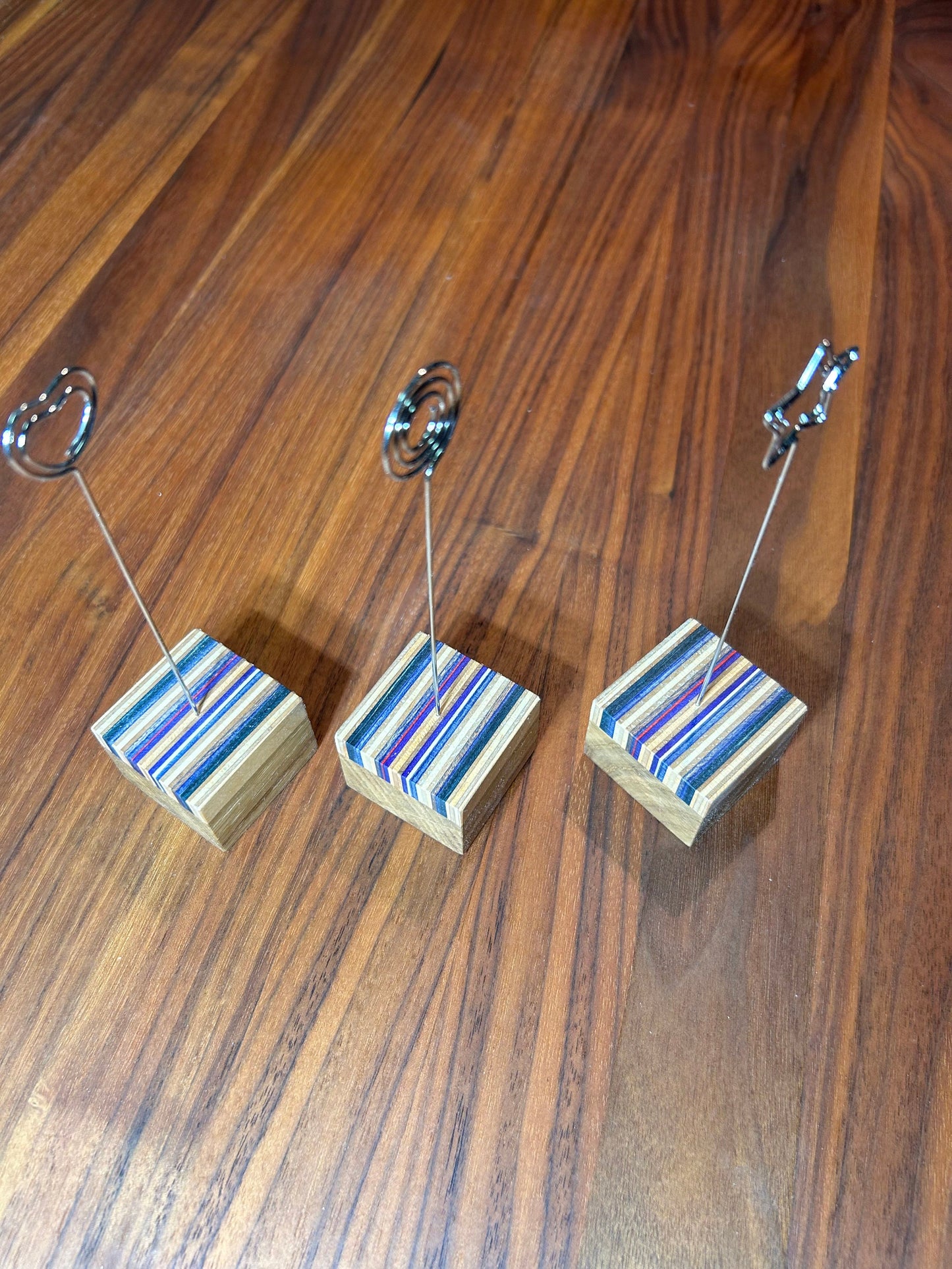 Fotoständer aus Holz mit Skateboard-Oberfläche, handgemacht. Ideal als Bilder- & Kartenhalter – Einzigartiger Clip, perfektes Geschenk.