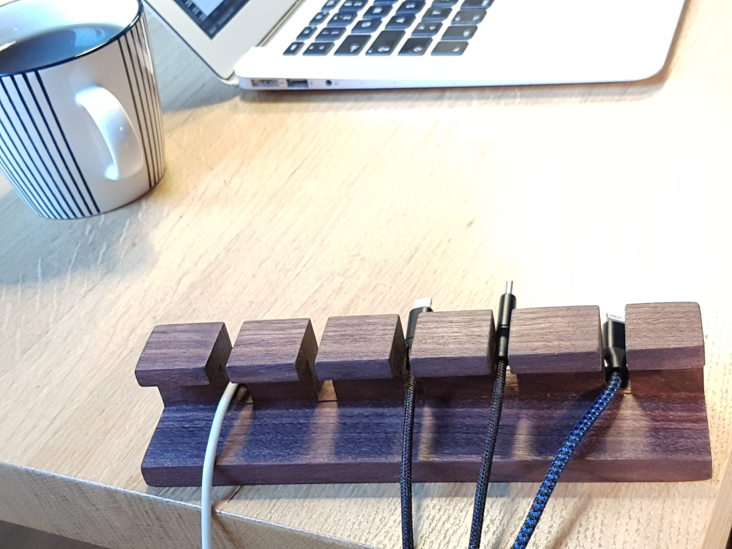 Kabel Organizer Holz Nussbaum | Kabelhalter Schreibtisch | Kabelmanagement Ladekabel Handy Laptop Tablet | Kabel Ordnung Büro Geschenk
