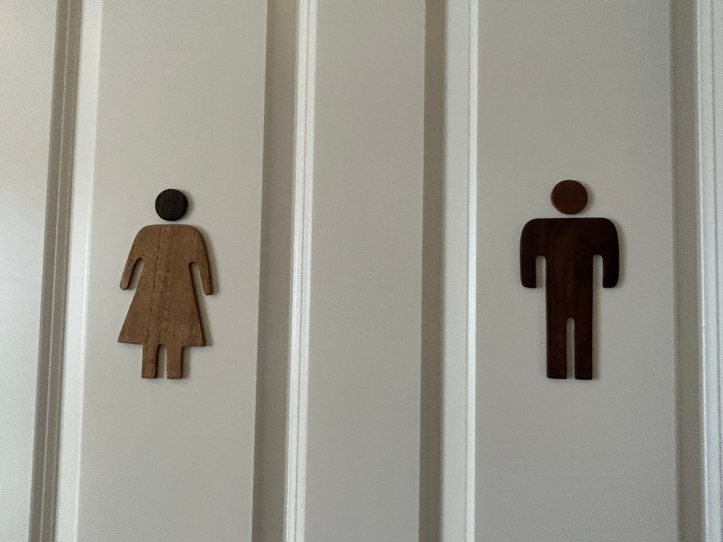 WC Schild Holz – Türschilder Männer & Frauen Set aus Eiche & Nussbaum, Handgefertigte Toilettenschilder, Bad Accessoire