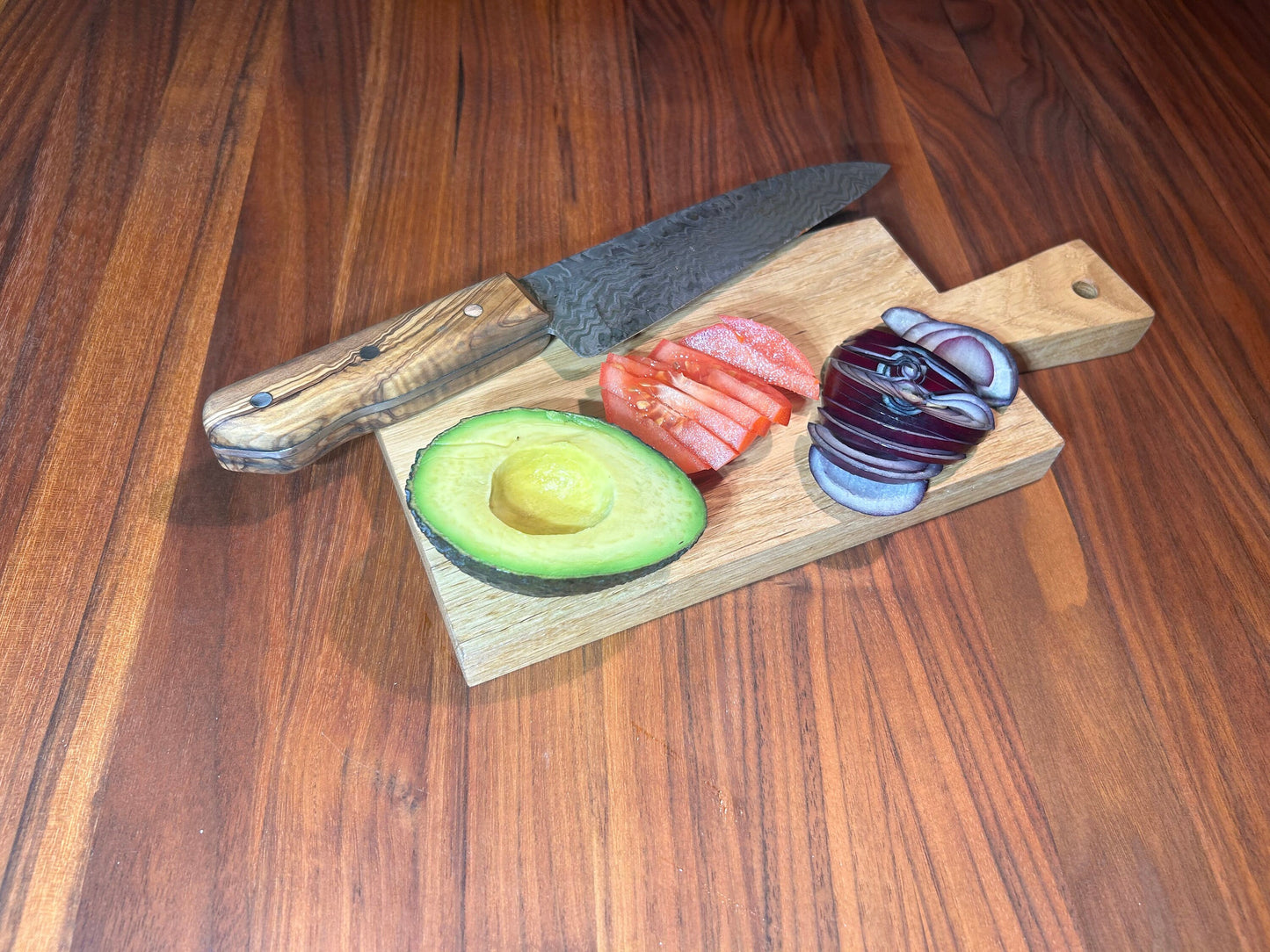 Handgefertigtes Schneidebrett aus Eiche | Hackbrett Holz mit Griff | Küchenbrett rustikal | Geschenkidee für Köche, Hochzeit, Geburtstag etc