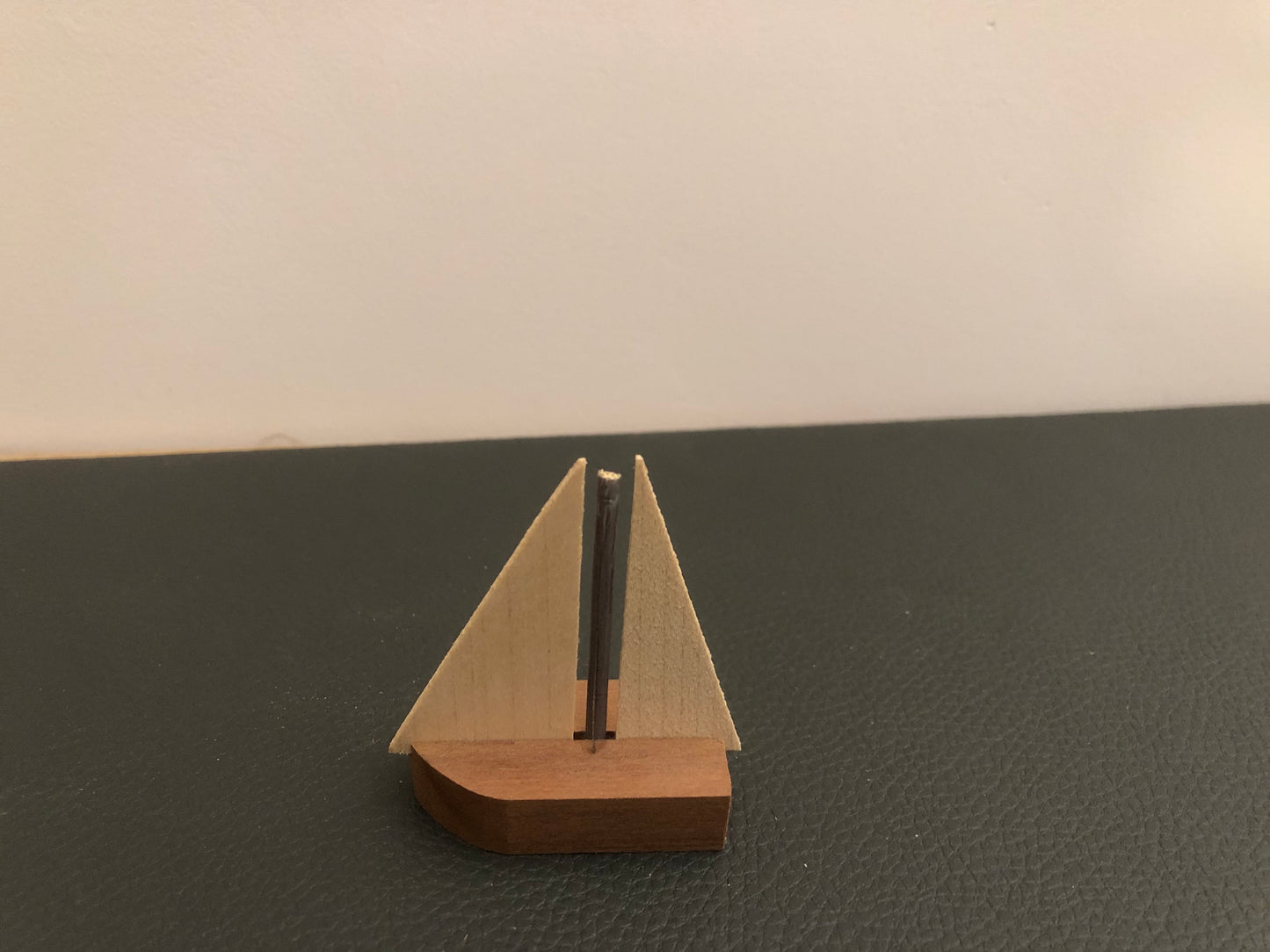 Handgefertigtes Holz Segelboot | Mini Boot aus Kirschholz und Ahorn | Maritime Deko | Geschenkidee Einzug, Hochzeit & Geburtstag