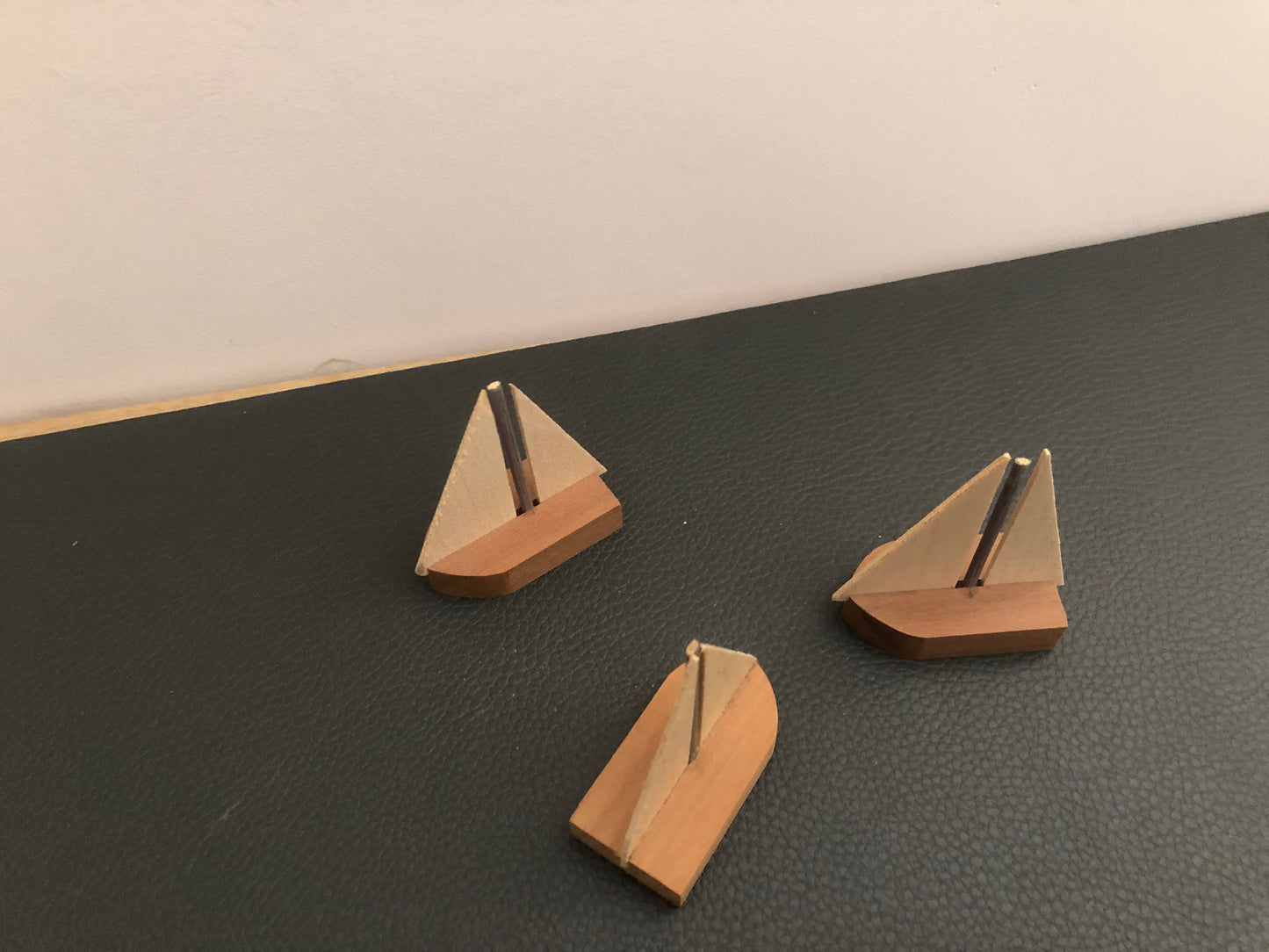 Handgefertigtes Holz Segelboot | Mini Boot aus Kirschholz und Ahorn | Maritime Deko | Geschenkidee Einzug, Hochzeit & Geburtstag