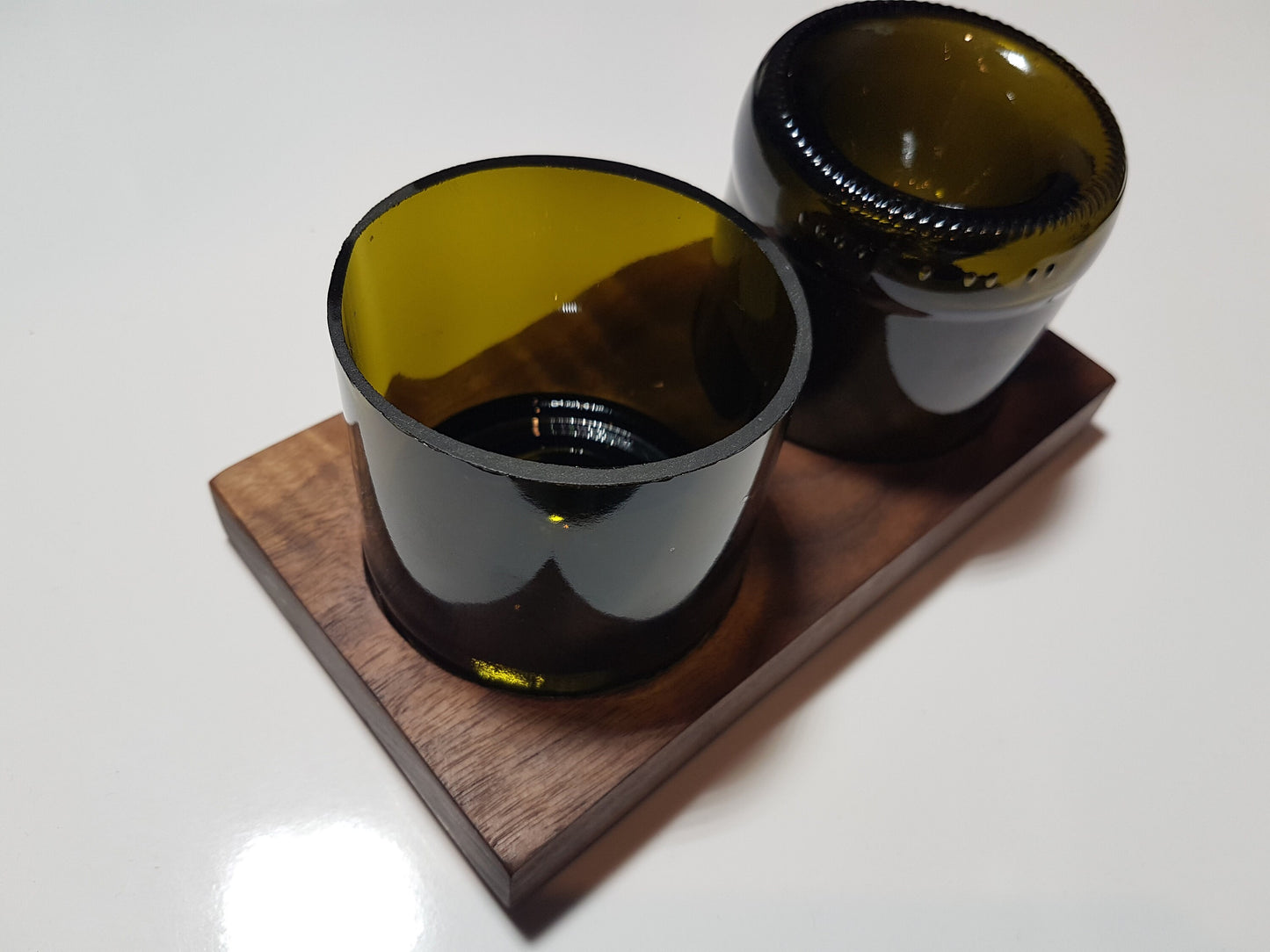 Olivenschale aus Weinflaschen mit Nussbaum Tablett | Handgemacht in Deutschland | Upcycling Geschenkidee | Nachhaltiges Küchenzubehör