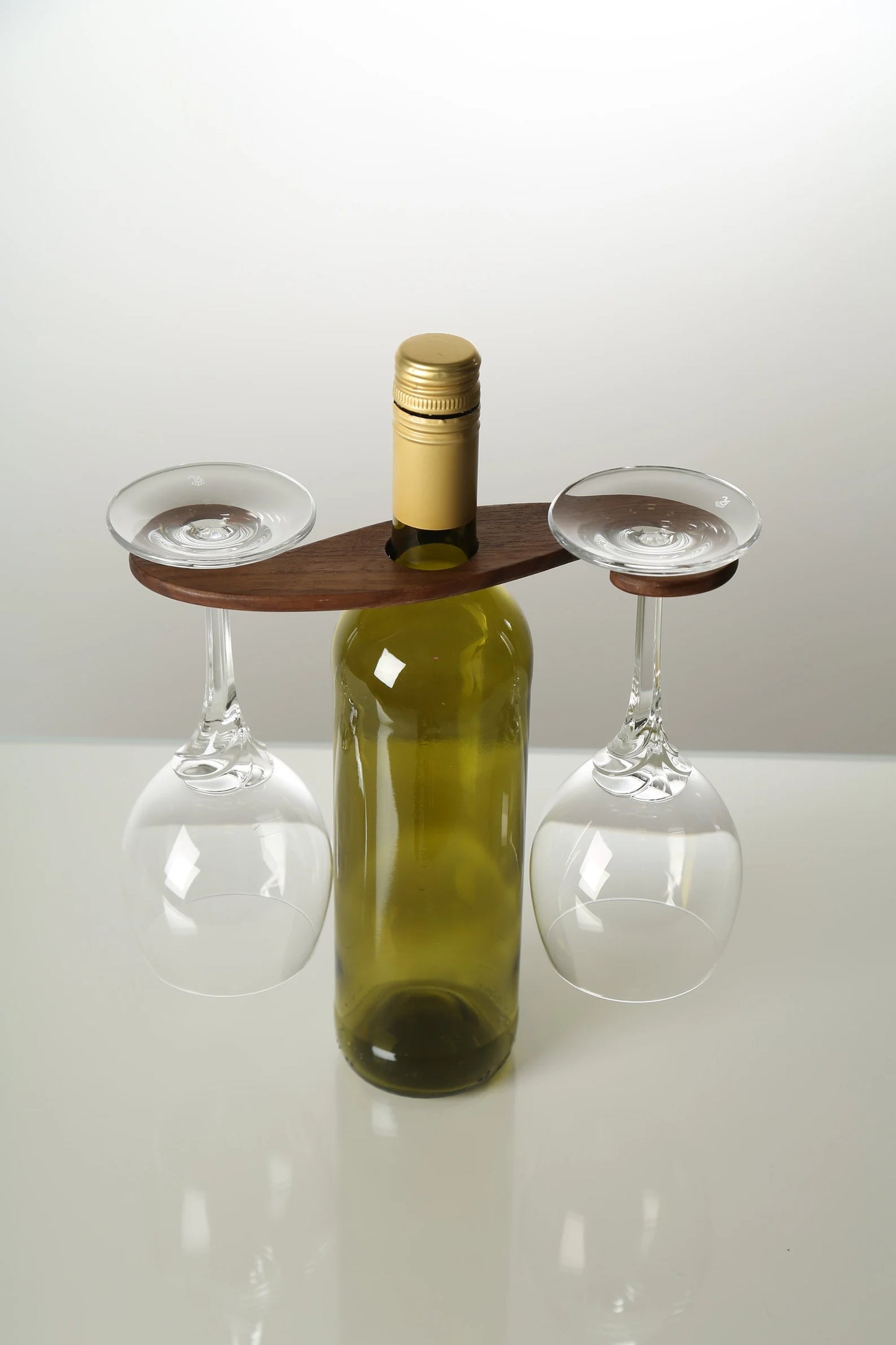 Handgefertigter Weinglashalter aus Nussbaum – Weinglas, Weinbutler, Tischdeko, Geschenkidee, Holz, Elegant & Praktisch