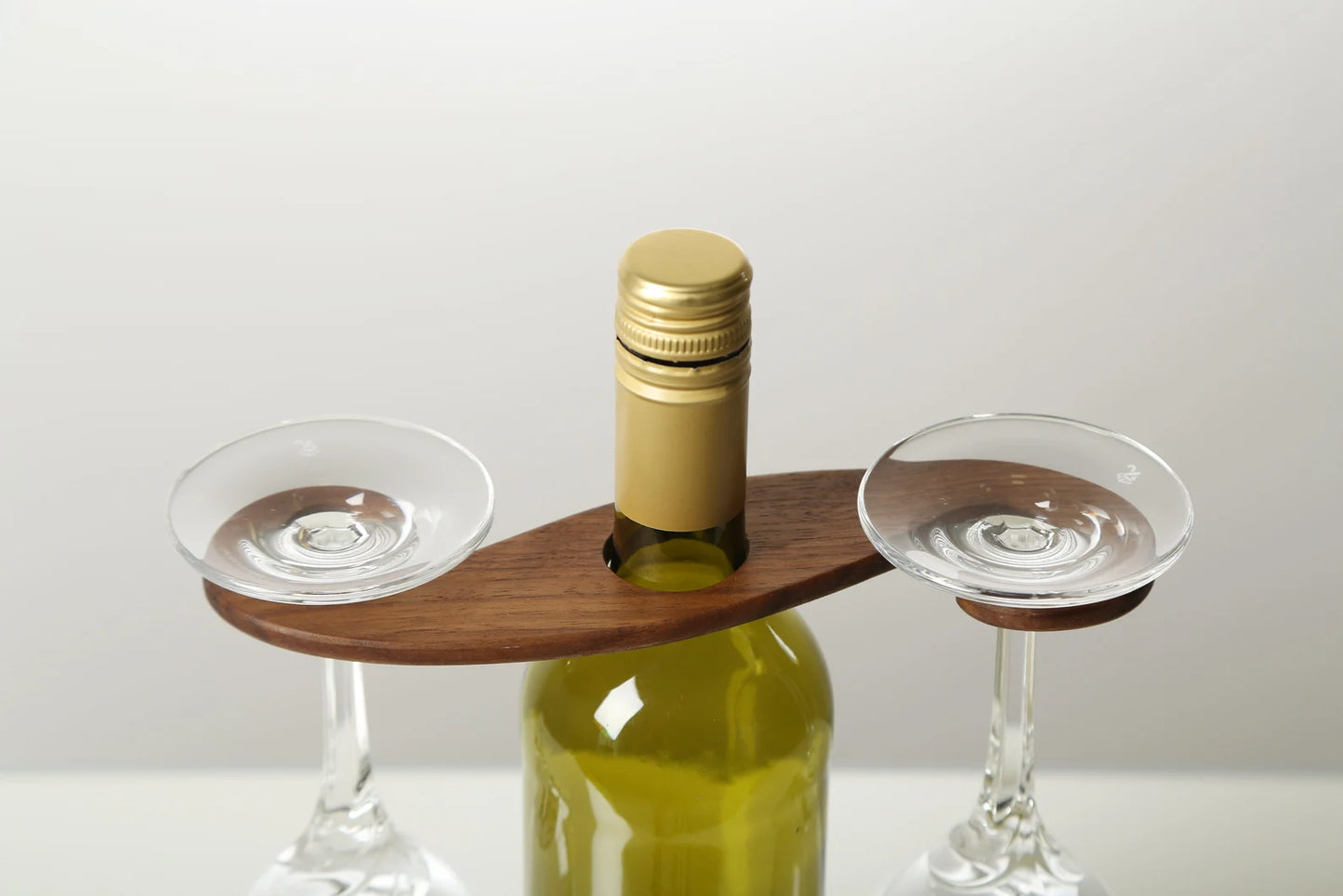 Handgefertigter Weinglashalter aus Nussbaum – Weinglas, Weinbutler, Tischdeko, Geschenkidee, Holz, Elegant & Praktisch