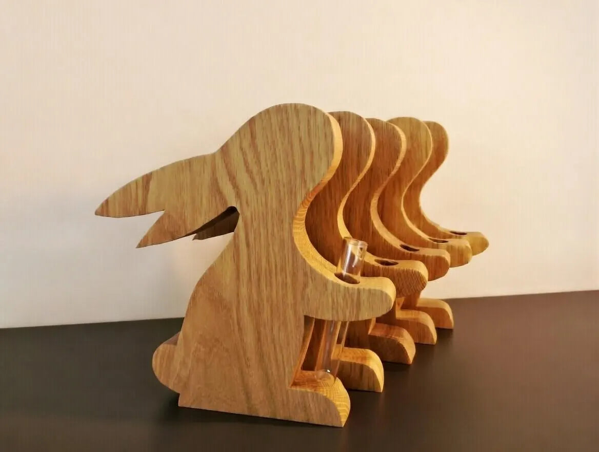 Dekorativer Osterhase aus massiver Eiche mit Vase | Handarbeit Holzfigur Ostern | Geschenk Frühling Wohndeko Natur
