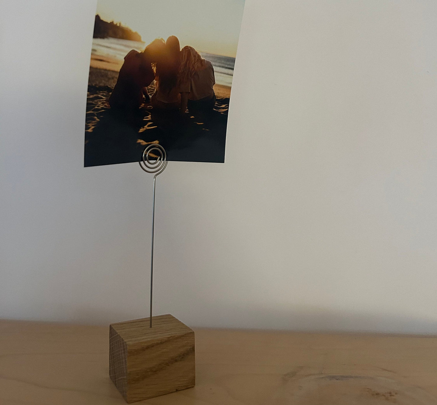 Fotoständer aus Eiche, handgemacht. Ideal als Bilder- & Kartenhalter – Einzigartiger Clip, perfektes Geschenk.