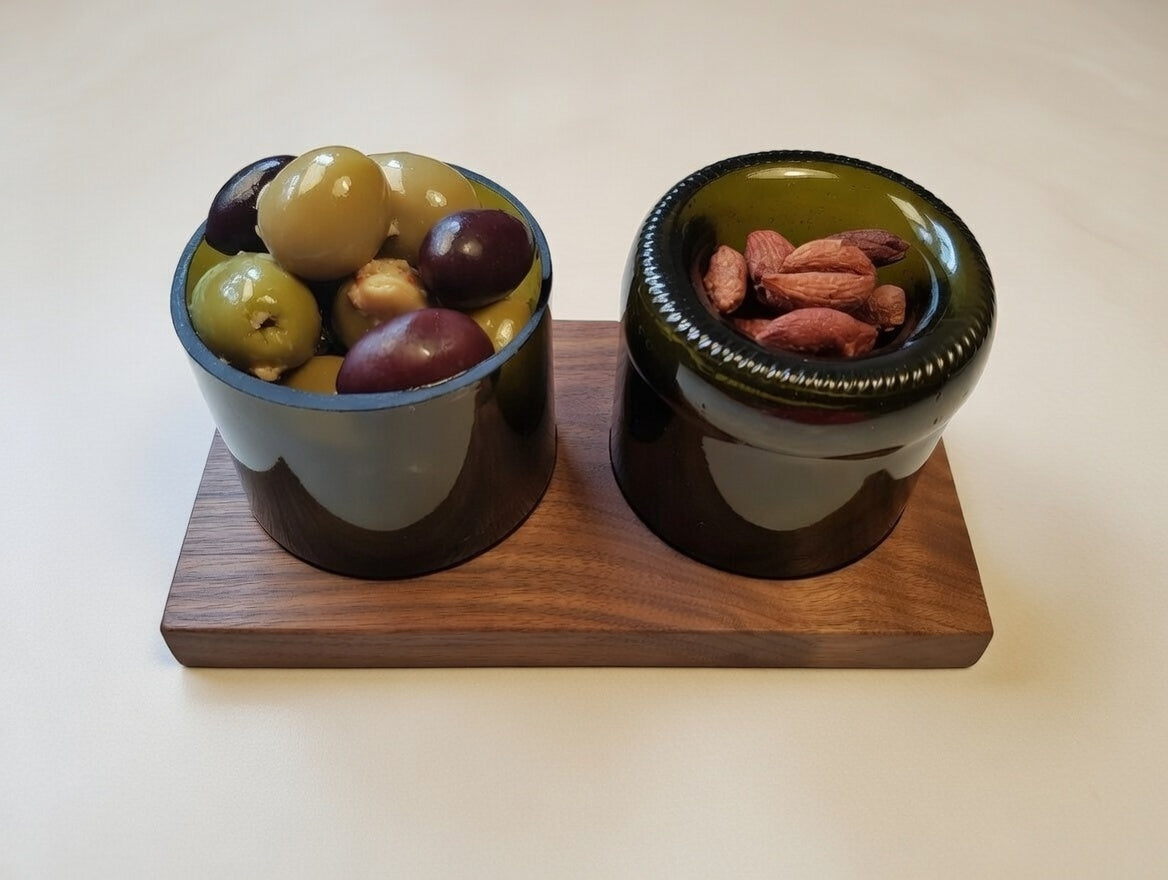 Olivenschale aus Weinflaschen mit Nussbaum Tablett | Handgemacht in Deutschland | Upcycling Geschenkidee | Nachhaltiges Küchenzubehör