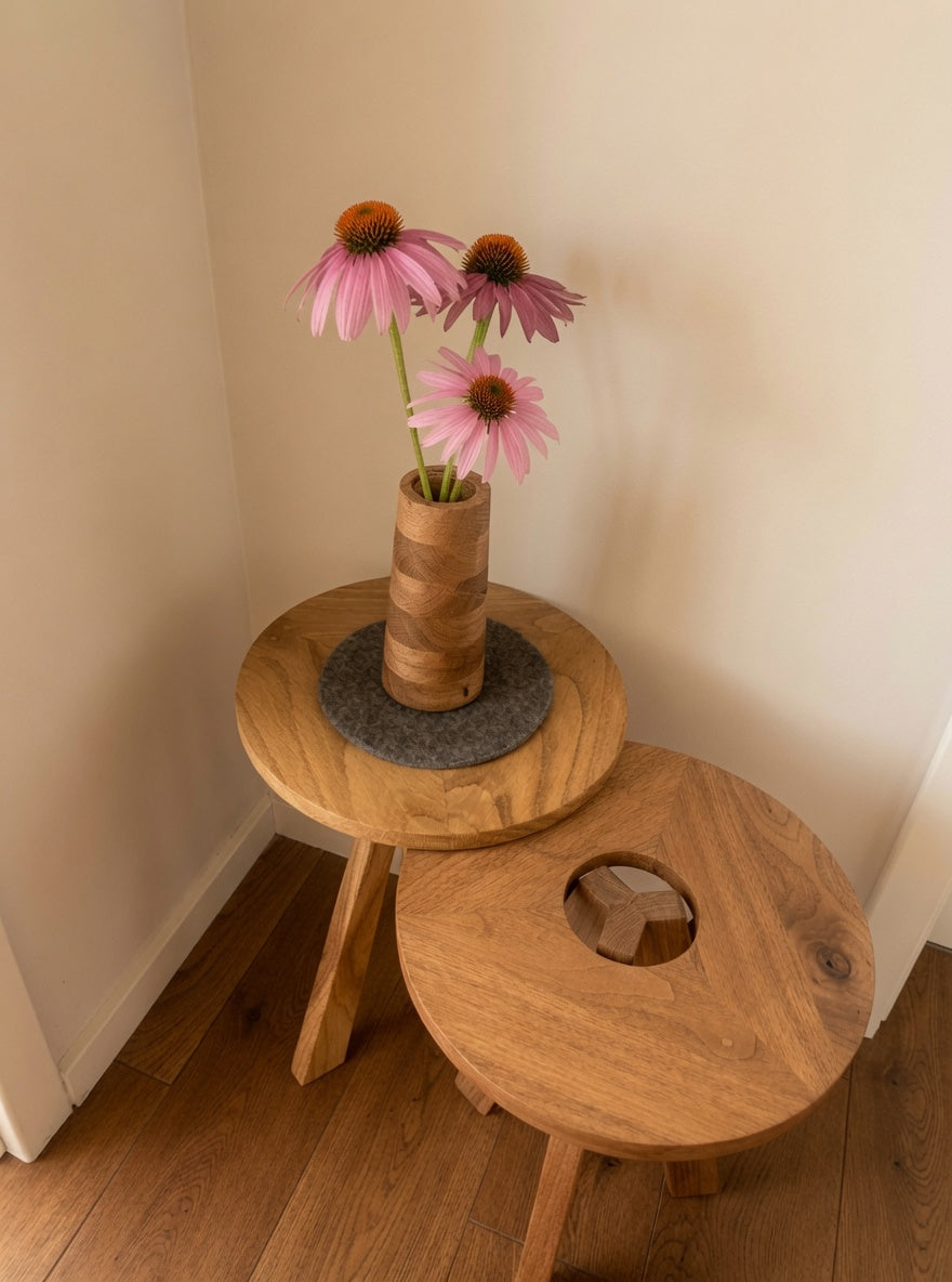 Gestreifte Holzvase aus Eiche – Handgedrechselt mit Glaseinsatz