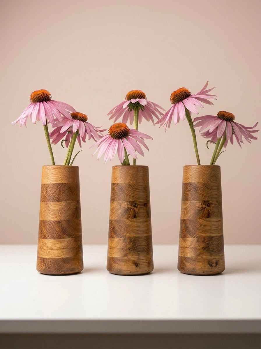 Gestreifte Holzvase aus Eiche – Handgedrechselt mit Glaseinsatz