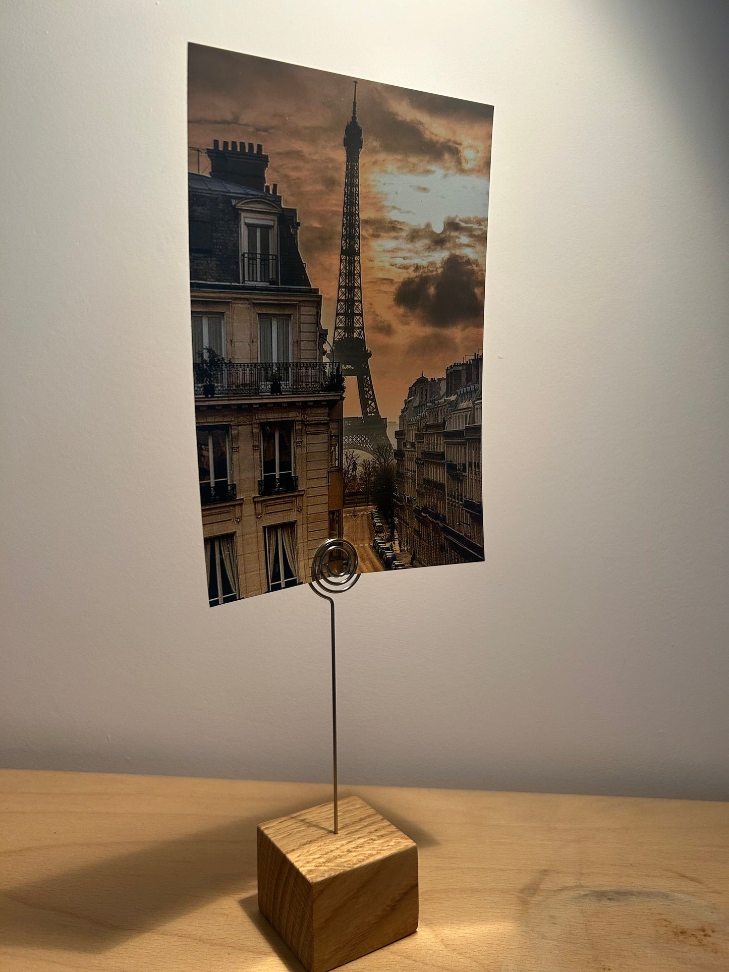 Fotoständer aus Eiche, handgemacht. Ideal als Bilder- & Kartenhalter – Einzigartiger Clip, perfektes Geschenk.