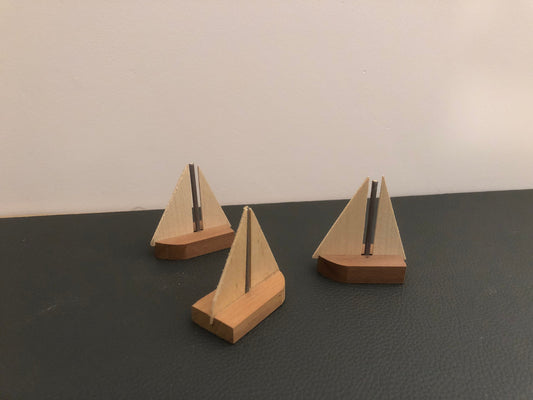 Handgefertigtes Holz Segelboot | Mini Boot aus Kirschholz und Ahorn | Maritime Deko | Geschenkidee Einzug, Hochzeit & Geburtstag
