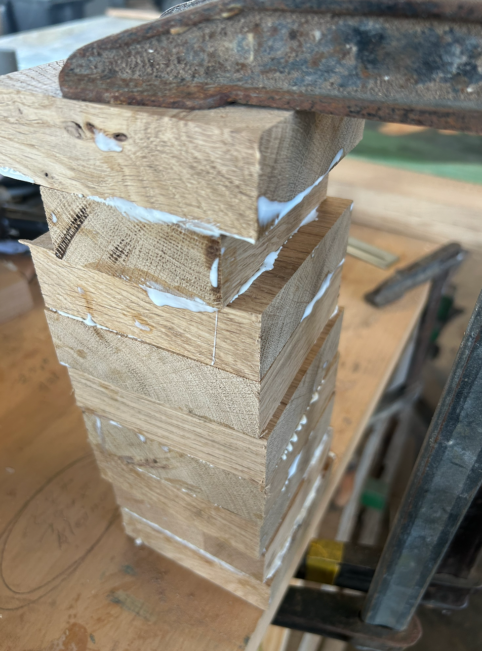 Gestreifte Holzvase aus Eiche – Handgedrechselt mit Glaseinsatz