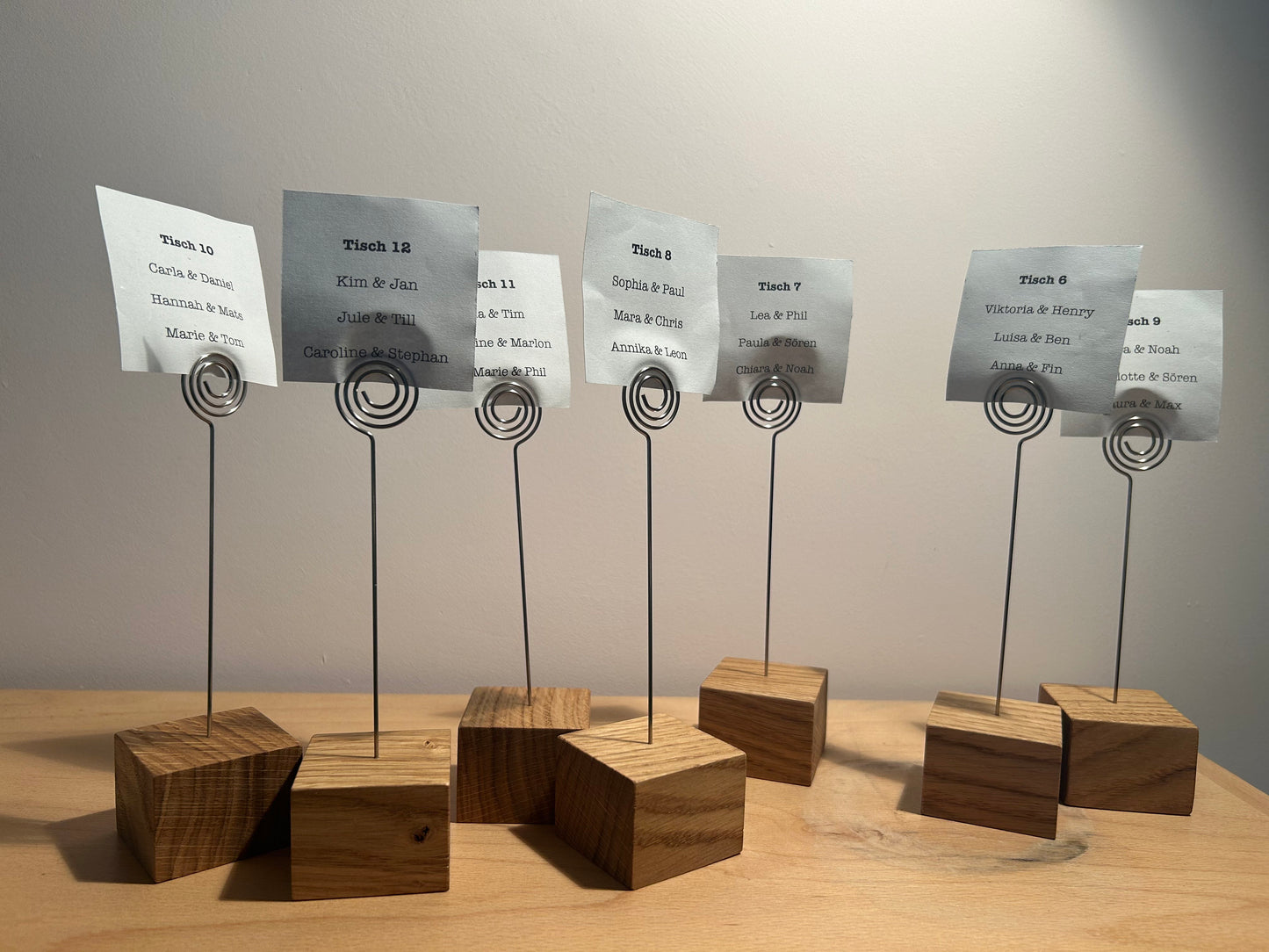 Fotoständer aus Eiche, handgemacht. Ideal als Bilder- & Kartenhalter – Einzigartiger Clip, perfektes Geschenk.