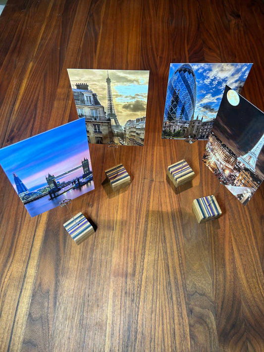 Fotoständer aus Holz mit Skateboard-Oberfläche, handgemacht. Ideal als Bilder- & Kartenhalter – Einzigartiger Clip, perfektes Geschenk.
