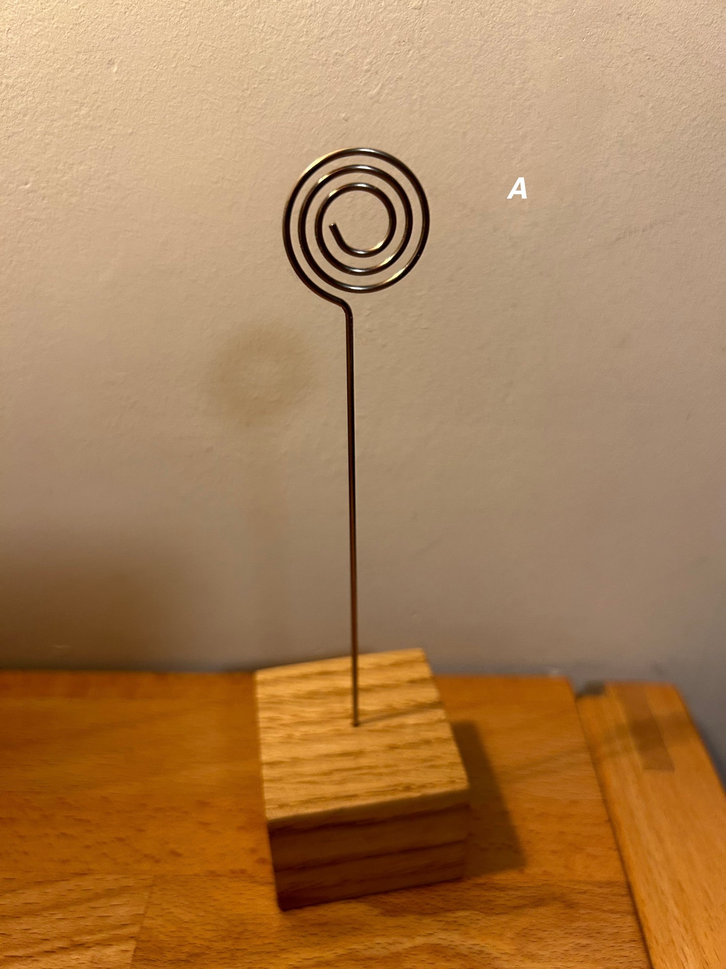 Fotoständer aus Eiche, handgemacht. Ideal als Bilder- & Kartenhalter – Einzigartiger Clip, perfektes Geschenk.