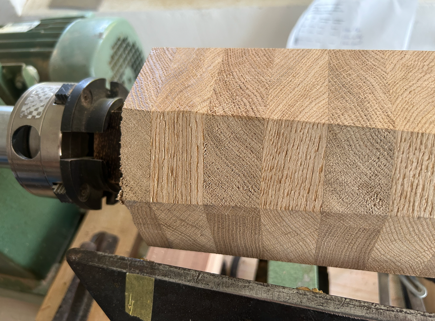 Gestreifte Holzvase aus Eiche – Handgedrechselt mit Glaseinsatz