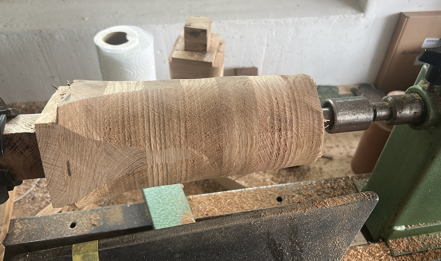 Gestreifte Holzvase aus Eiche – Handgedrechselt mit Glaseinsatz