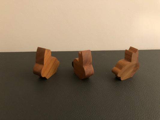 Handgemachter Holz-Osterhase – Mini Hase aus Nussbaum, geölt & gewachst, kleine Holzfigur, nachhaltige Deko, Geschenkidee