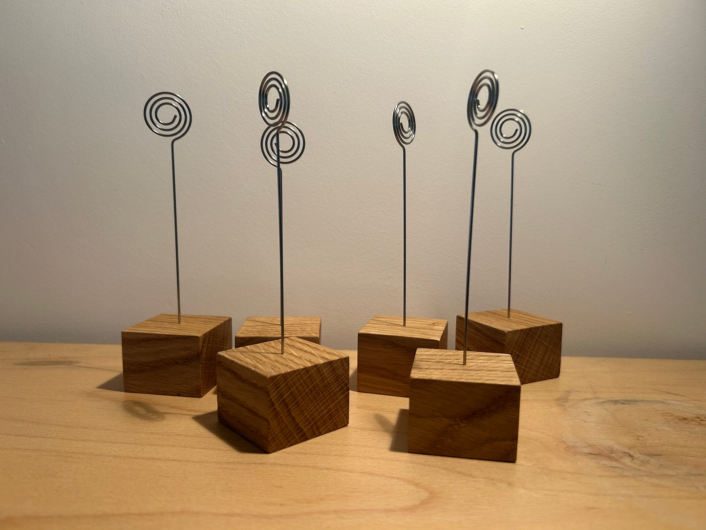 Fotoständer aus Eiche, handgemacht. Ideal als Bilder- & Kartenhalter – Einzigartiger Clip, perfektes Geschenk.
