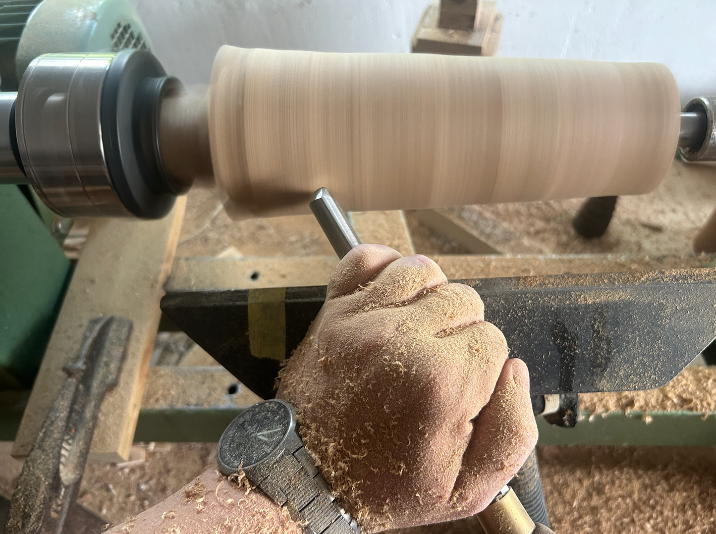 Gestreifte Holzvase aus Eiche – Handgedrechselt mit Glaseinsatz