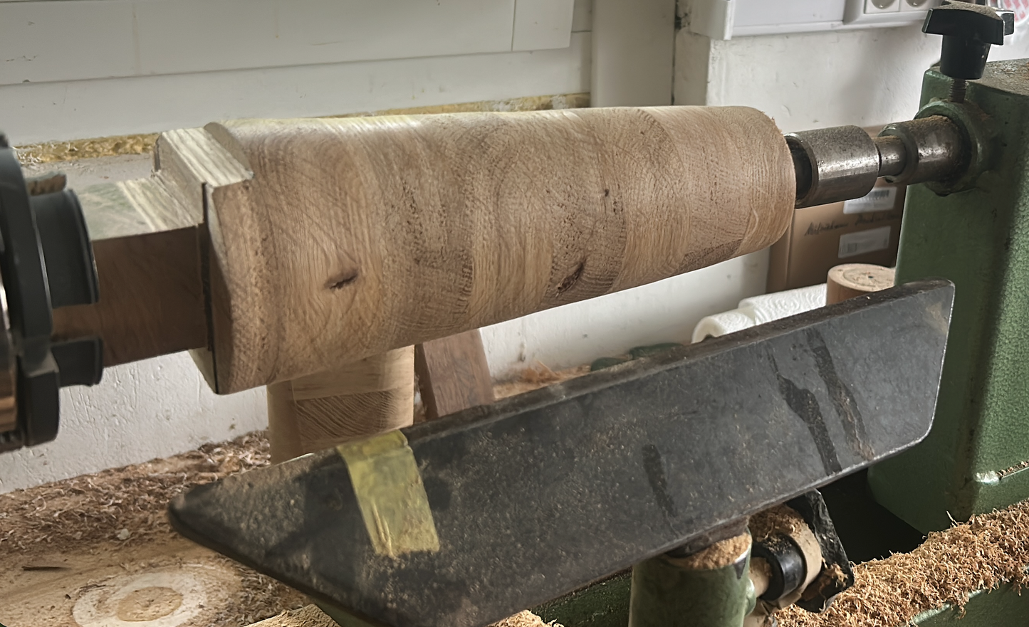 Gestreifte Holzvase aus Eiche – Handgedrechselt mit Glaseinsatz