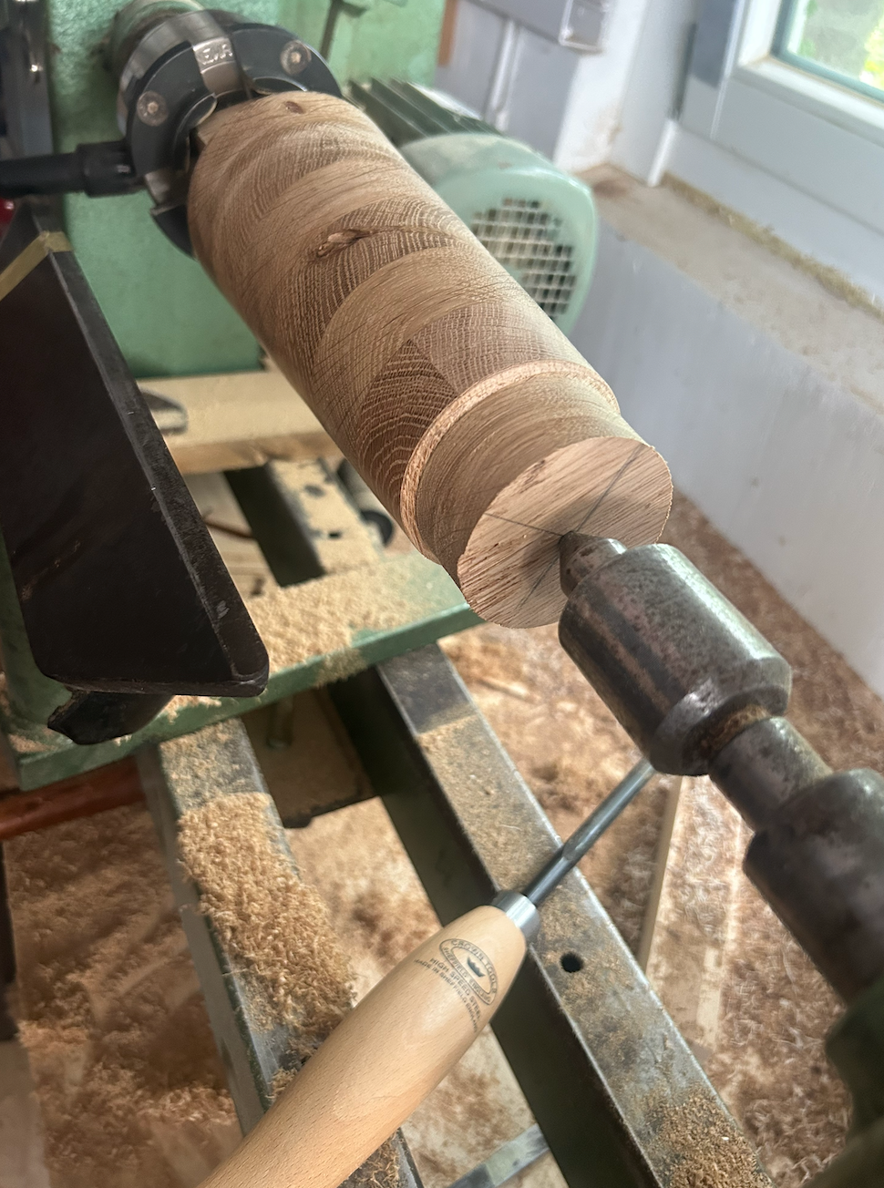 Gestreifte Holzvase aus Eiche – Handgedrechselt mit Glaseinsatz