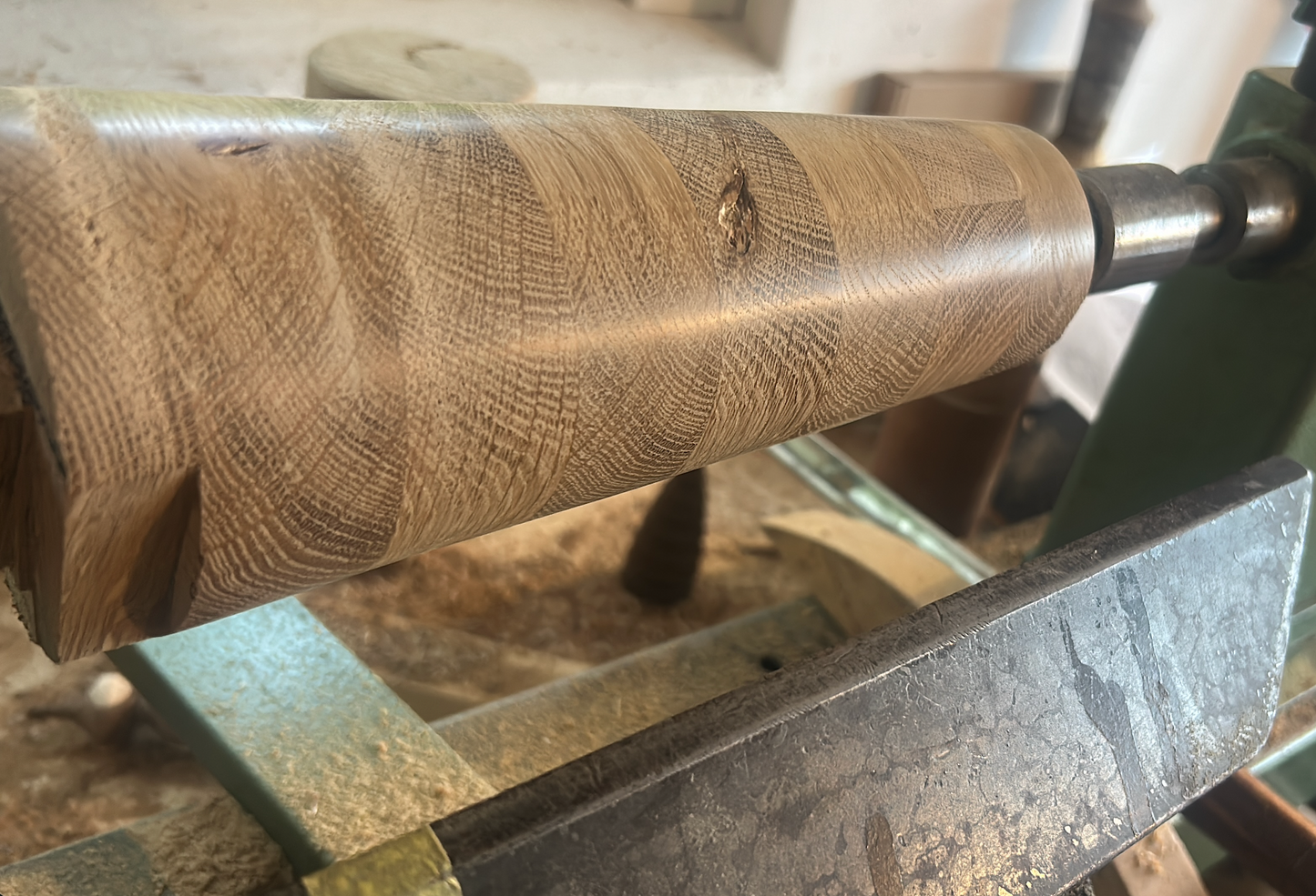 Gestreifte Holzvase aus Eiche – Handgedrechselt mit Glaseinsatz