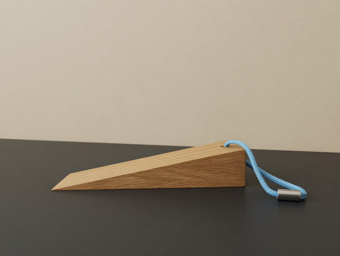Handgefertigter Türkeil aus massiver Eiche, minimalistischer Türstopper mit farbiger Kordel