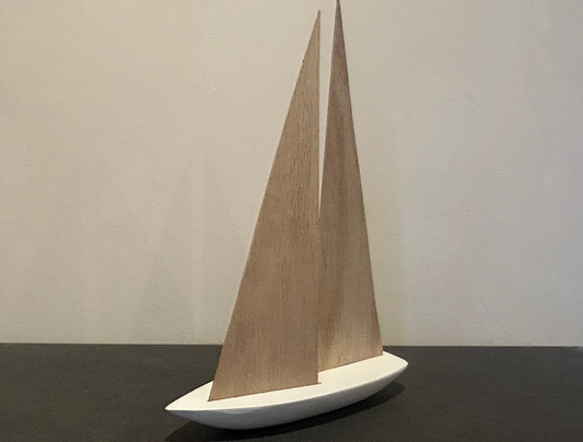 Handgefertigtes Holz-Deko-Boot – Pappelrumpf & Eiche-Segel, Unikat, Maritime Deko, Geschenkidee, Stilvolles Wohnaccessoire
