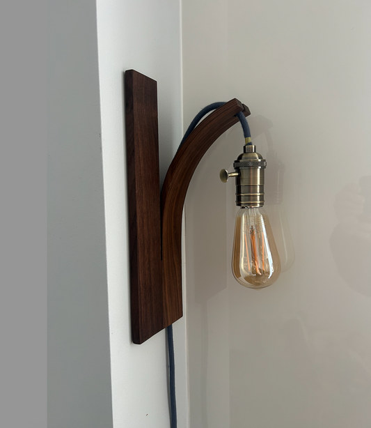 „Handgefertigte Nussbaum Glühbirnenhalterung – Gebogenes Holz Design, Wandlampe ohne Elektronik, Zeitlos & Minimalistisch“