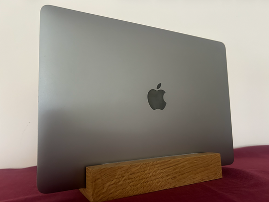 Laptopständer aus massiver Eiche – handgemachter Holzhalter für MacBook und Notebook – minimalistisches Design, geölt & gewachst