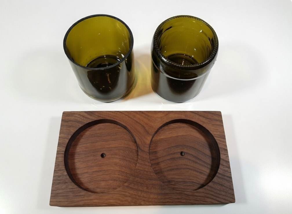 Olivenschale aus Weinflaschen mit Nussbaum Tablett | Handgemacht in Deutschland | Upcycling Geschenkidee | Nachhaltiges Küchenzubehör