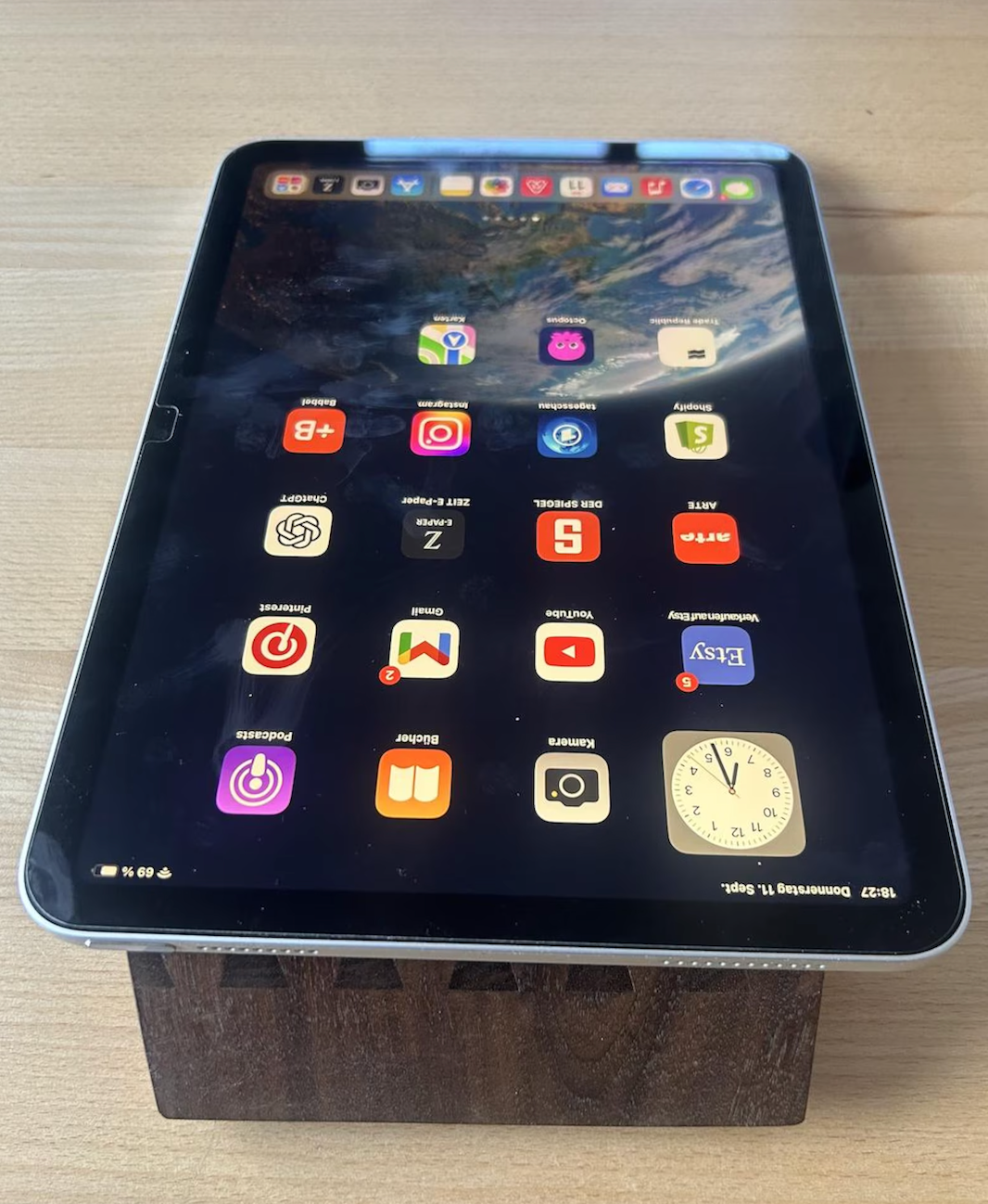 Ablage, Halterung für Handy, Smartphone und Tablet - aus nachhaltigem Nussbaum, handgemacht mit halbverdeckter Schwalbenschwanzverbindung