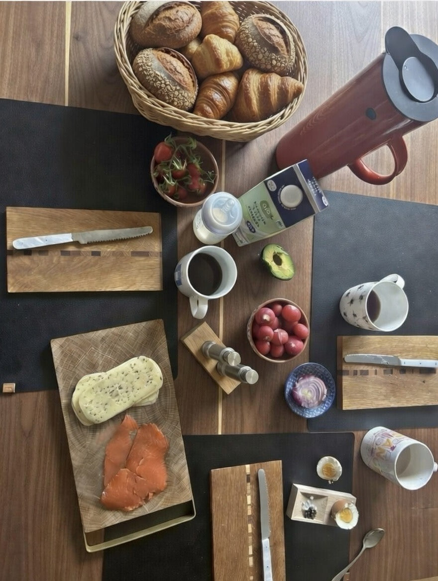 Eierbecher aus massiver Eiche handgefertigt mit Salz-Pfeffer-Mulde – minimalistisch Holz Unikat