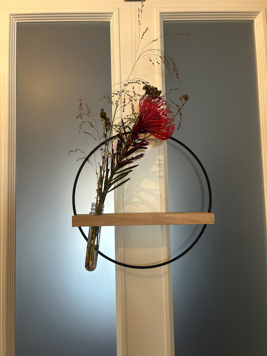 Hängende Vase mit Metallring & Eiche-Holzeinsatz | Handgemachte Wanddeko | Skandinavisches Wohnaccessoire | Geschenkidee