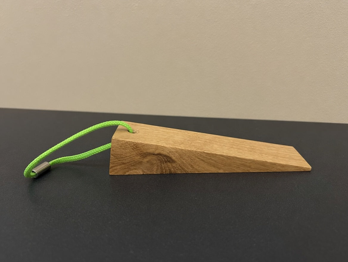 Handgefertigter Türkeil aus massiver Eiche, minimalistischer Türstopper mit farbiger Kordel
